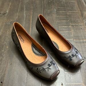 Women’s Pikolinos Flats